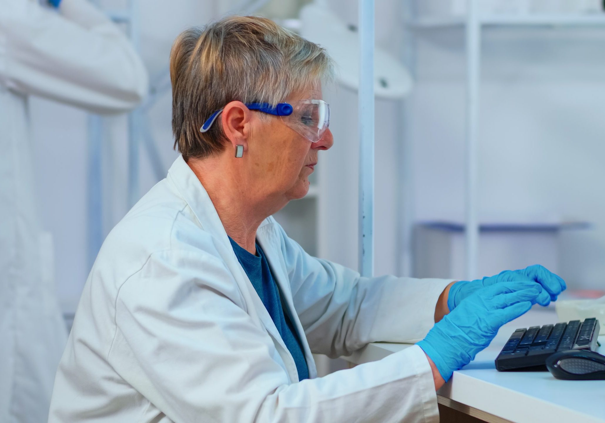 Personnel de laboratoire surveillance de température